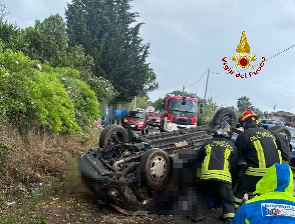 auto ribaltata vigili del fuoco