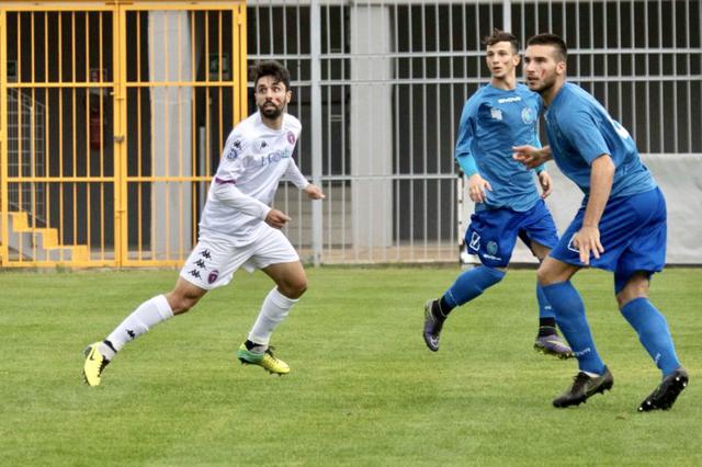 Nicola Russo, attaccante del Casarano, in maglia bianca