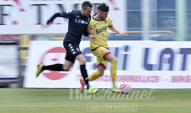 Marino in un duello con Palmisano durante Taranto-Casarano 0-0