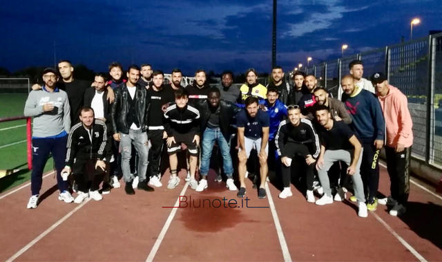 Foto ricordo: i calciatori di Taranto e Manduria