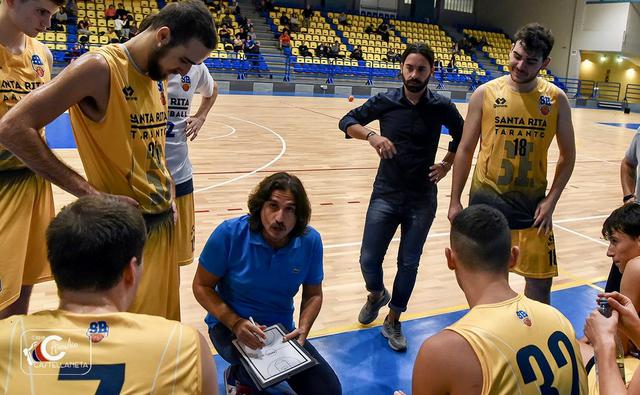 Coach Mineo mentre catechizza la squadra - Foto Aurelio Castellaneta 