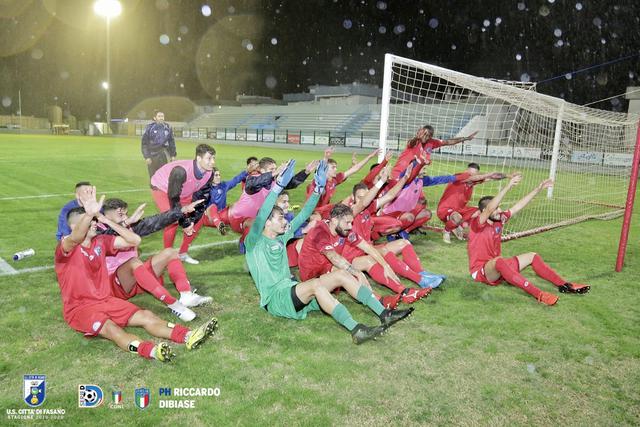 I calciatori del Fasano esultano dopo una vittoria