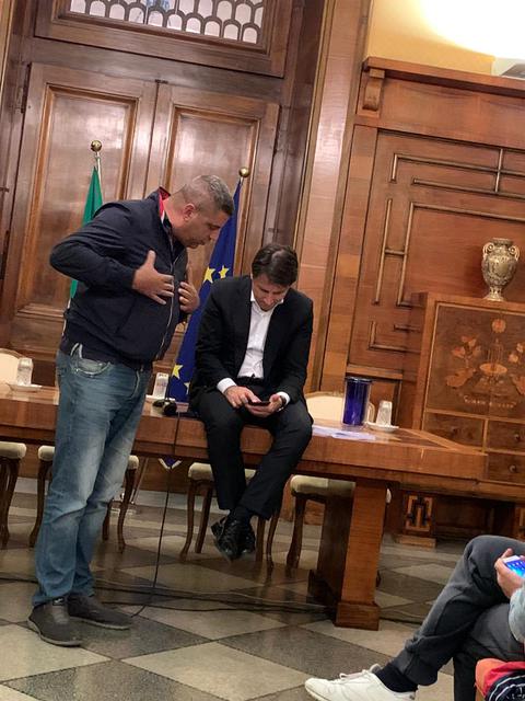 Il consigliere Massimo Battista e il premier Giuseppe Conte