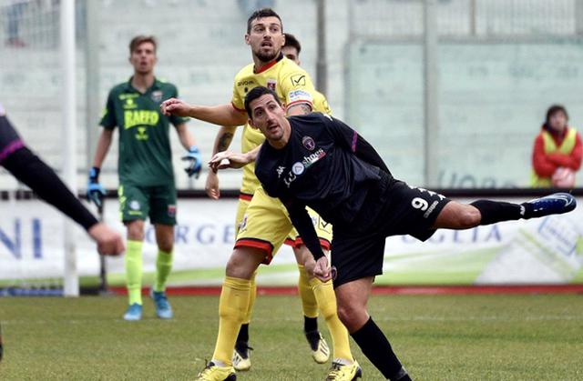 Luigi Manzo contrasta Ciro Foggia - Foto Walter Nobile