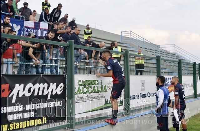 Peppe Genchi, in qualità di capitano per lassenza di Stefano DAgostino, a colloqui con i tifosi - Foto Walter Nobile