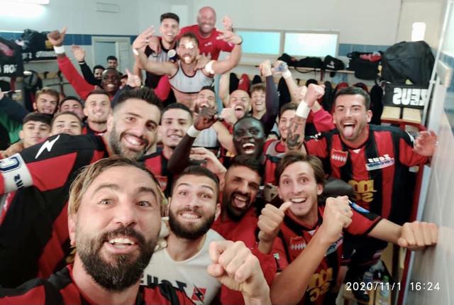 La solita foto di gruppo dei calciatori del Sorrento: un rituale ormai