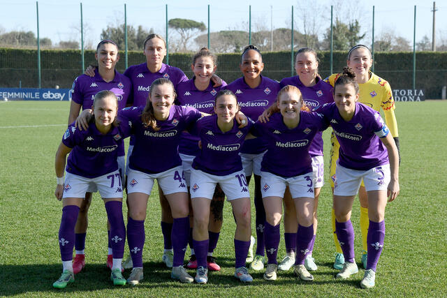 La Fiorentina Femminile in posa prima di una partita 