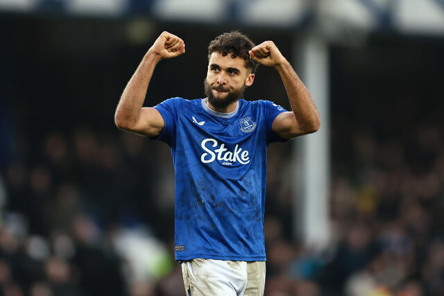 L'attaccante Dominic Calvert-Lewin esulta per un gol segnato con l'Everton 