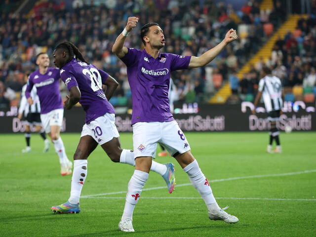 Rolando Mandragora esulta dopo un gol segnato con la Fiorentina 