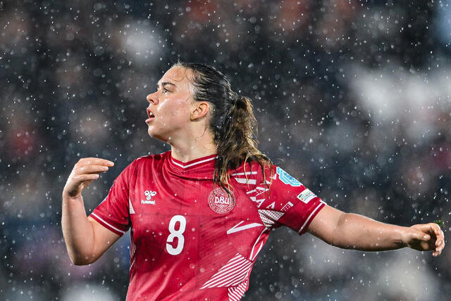 Emma Snerle in campo con la Danimarca
