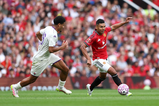 Simon Sohm affronta Casemiro in Manchester United-Fiorentina 