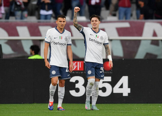 Nicol Zalewski esulta dopo un gol segnato con l'Inter