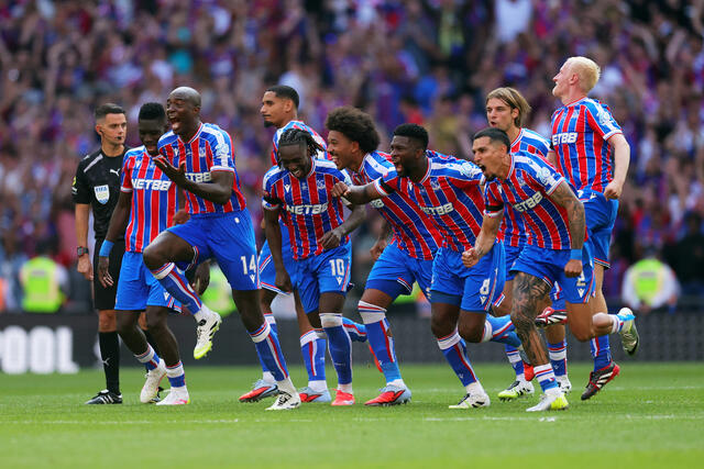 I giocatori del Crystal Palace esultano per la vittoria del Community Shield