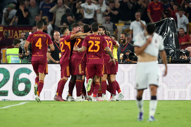 I giocatori della Roma esultano per il gol segnato da Wesley al Bologna