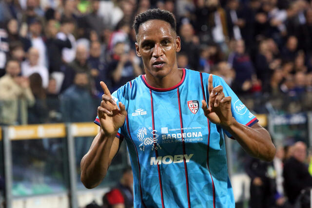 Yerry Mina esulta per un gol segnato in Serie A con la maglia del Cagliari