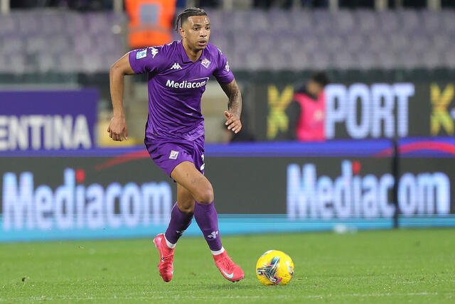 Cher Ndour in campo con la Fiorentina avanza col pallone 