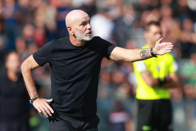 Stefano Pioli da indicazioni alla squadra 