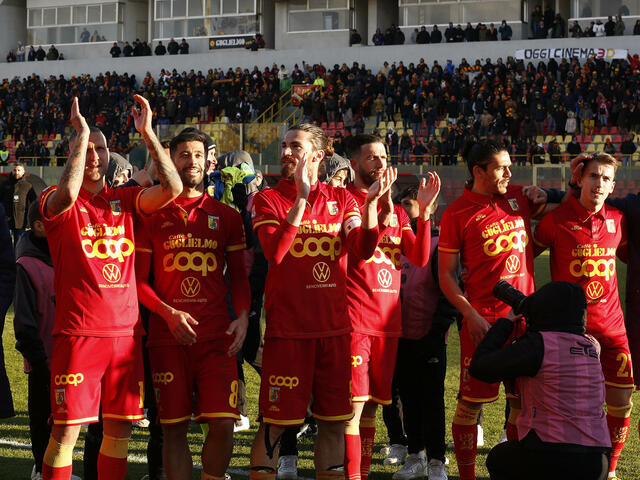 Il gruppo squadra del Catanzaro che festeggia la promozione in Serie B