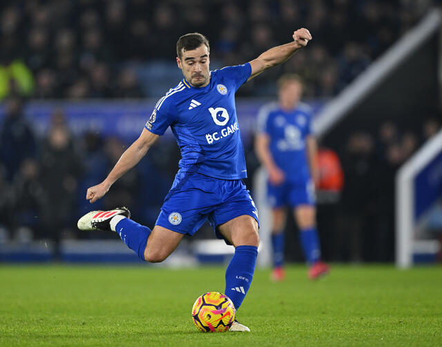 Il centrocampista del Leicester Harry Winks calcia in porta