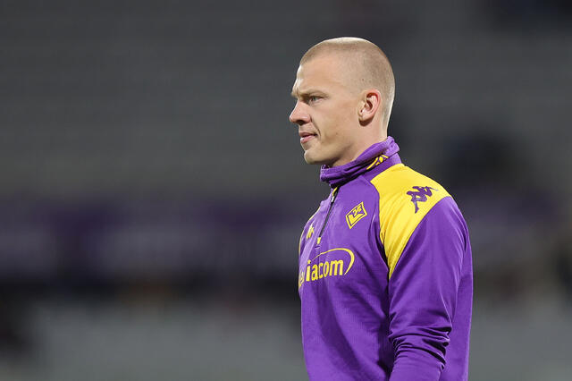 Il portiere della Fiorentina Oliver Christensen durante un riscaldamento in viola