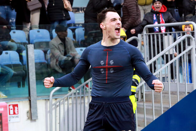 Nadir Zortea esulta dopo un gol segnato col Cagliari 