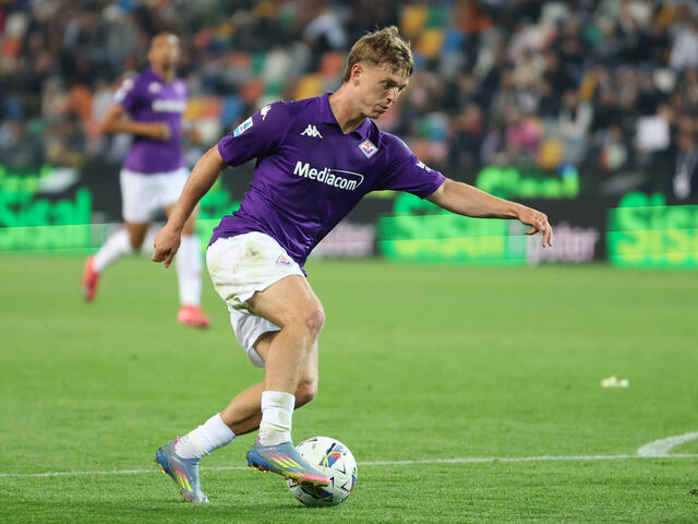 Albert Gudmundsson in campo con la maglia della Fiorentina 