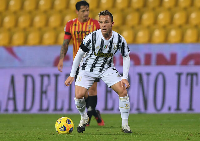 Arthur Melo in campo contro il Benevento in Serie A con la maglia della Juventus