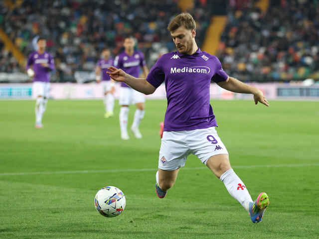 Lucas Beltran in campo col pallone con la maglia della Fiorentina 
