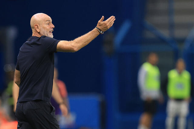 Stefano Pioli da indicazioni alla squadra in campo 