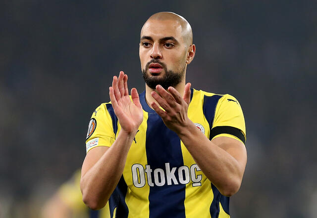 Sofyan Amrabat in campo con la maglia del Fenerbaçe
