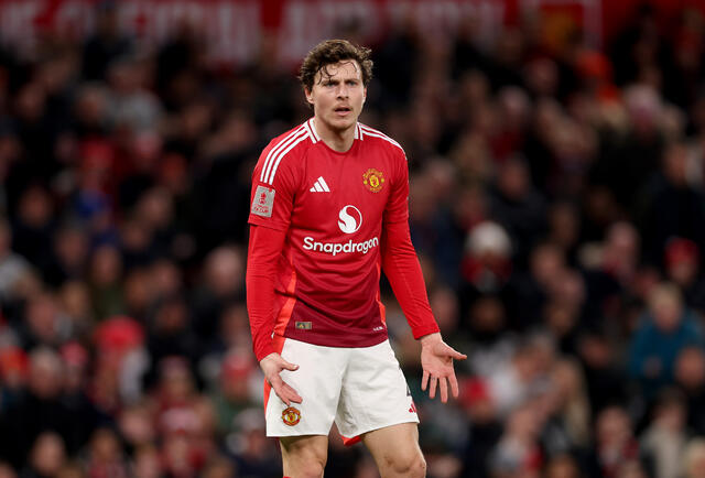 Il difensore Victor Lindelof in campo col Manchester United