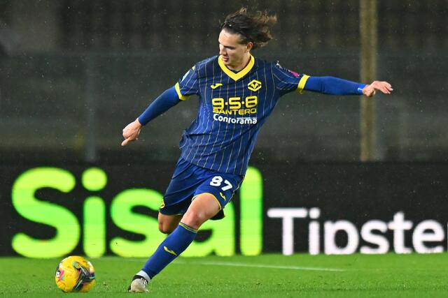Daniele Ghilardi effettua un lancio lungo con la maglia del Verona in Serie A