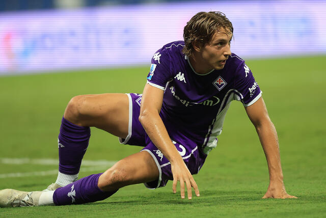 Il centrocampista della Fiorentina Jacopo Fazzini a terra dopo un contrasto di gioco 