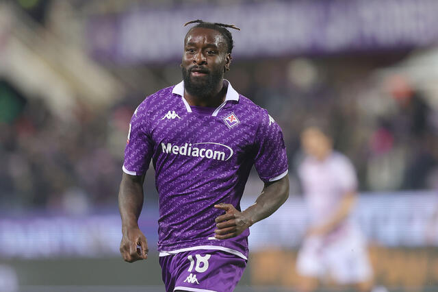 L'attaccante Mbala Nzola con la maglia della Fiorentina