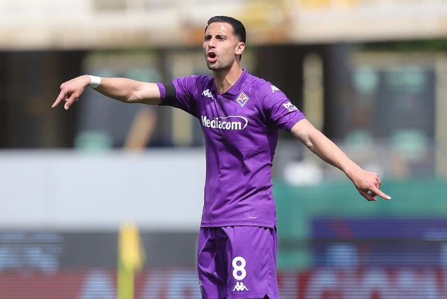 Rolando Mandragora in campo con la maglia della Fiorentina 