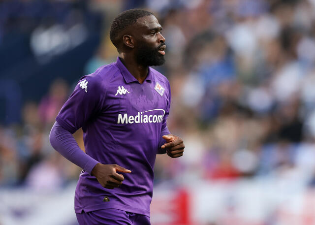 Jonathan Ikone in campo con la maglia della Fiorentina