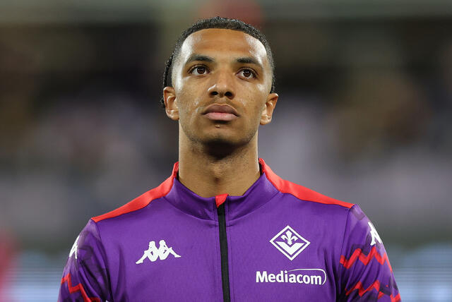 Cher Ndour in campo prima di una partita con la Fiorentina
