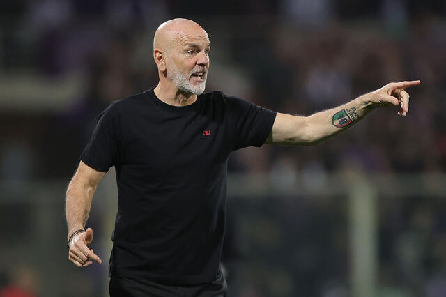 Stefano Pioli alla guida del Milan contro la Fiorentina 