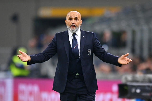 Luciano Spalletti durante una partita alla guida dell'Italia 