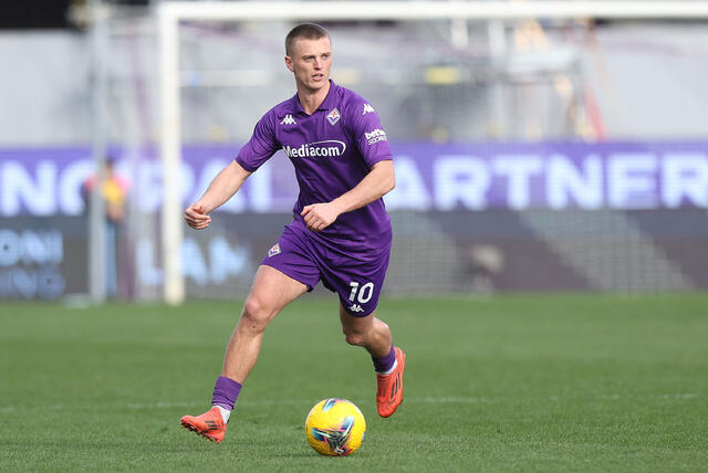 Albert Gudmundsson in campo con la Fiorentina 