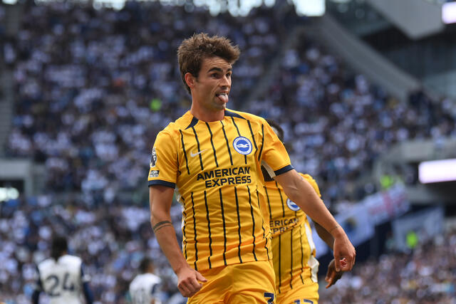 Il centrocampista del Brighton Matt O'Riley esulta dopo un gol segnato in Premier League 
