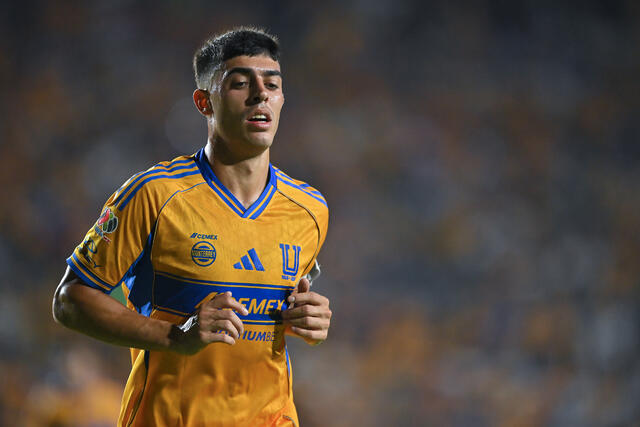 Juan Brunetta in campo con la maglia del Tigres 