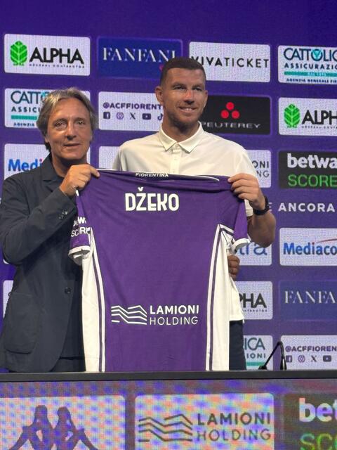 Edin Dzeko insieme al direttore Alessandro Ferrari 