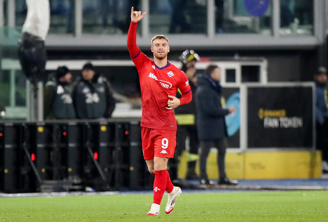 Lucas Beltran in campo con la maglia de trasferta della Fiorentina