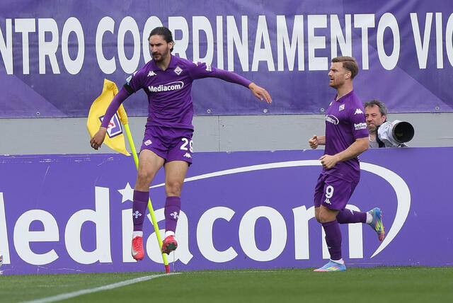 Adli esulta per un gol segnato con la Fiorentina 