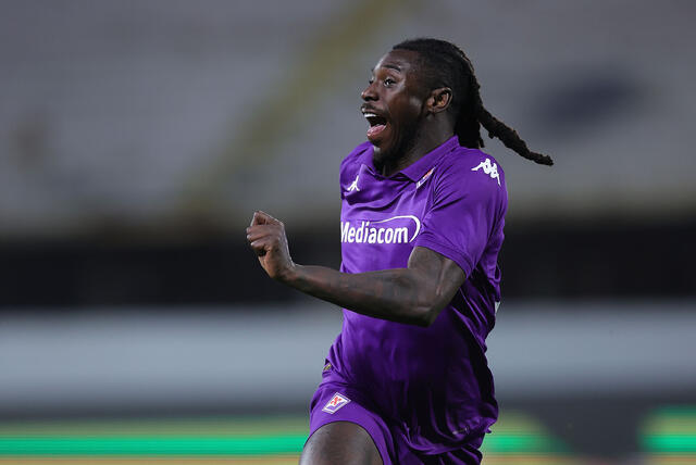 L'attaccante della Fiorentina Moise Kean esulta per un gol segnato
