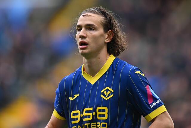 Il difensore della Roma Daniele Ghilardi con la maglia dell'Hellas Verona