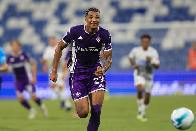 Il centrocampista della Fiorentina Cher Ndour insegue un pallone