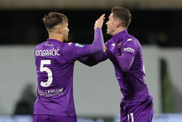 Marin Pongracic e Robin Gosens si danno il cinque in maglia viola