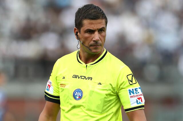 L'arbitro Gianluca Manganiello dirige Como-Lazio